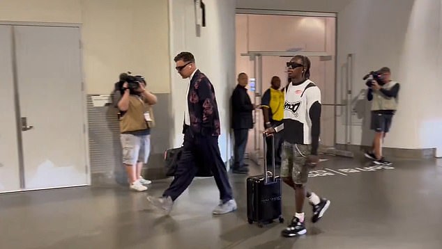 1727637058 179 Travis Kelce arrives at SoFi Stadium for Chiefs game