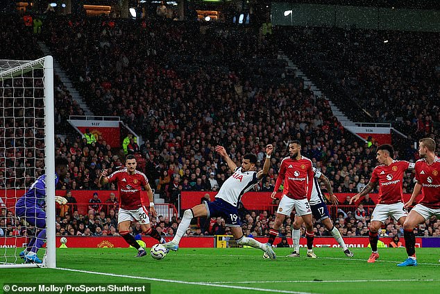 Striker Dominic Solanke in the photo (center) scored Tottenham's third and final goal on Sunday