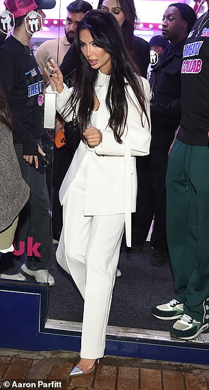 Faryal looked glamorous in an all-white ensemble paired with silver pumps as she arrived at the fast food restaurant