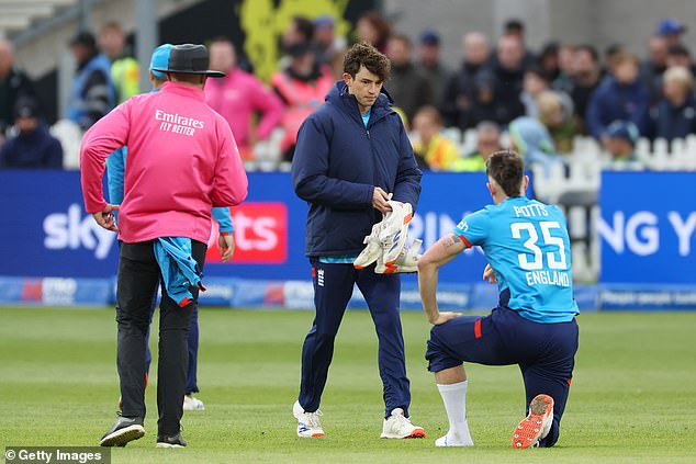 England tried to earn a rain-ruined clean sheet result and a 2-2 share in the ODI series against Australia