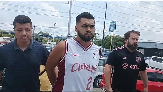 Antônio de Oliveira (center) was arrested last Wednesday by the Amazonas civil police. He is one of two suspects under investigation for the August 19 kidnapping and murder of 20-year-old nanny Geovana Martins