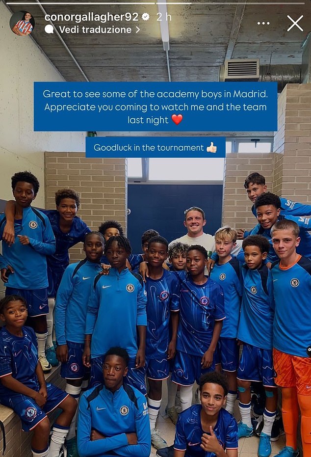 Conor Gallagher posed with Chelsea youth players who came to watch him play