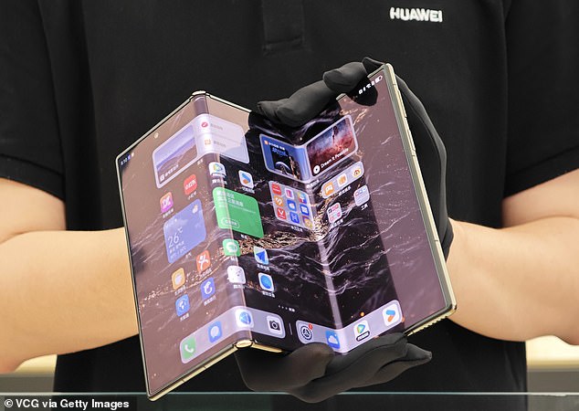 The Mate XT Ultimate Design uses dual hinges to fold the device into a Z-shape, allowing it to expand from the size of a smartphone to that of a tablet