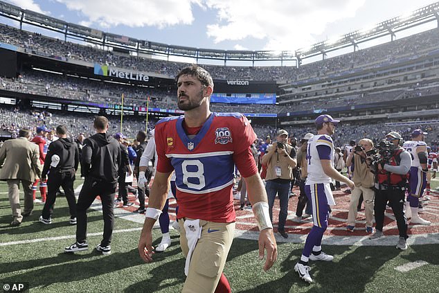 Daniel Jones (8) threw for just 181 yards on 21 completions in a dismal loss to the Vikings