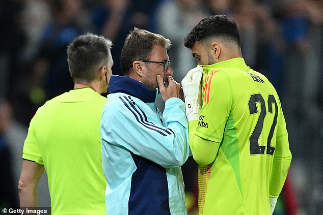 David Raya was seen talking to Arsenal's goalkeeping coach Inaki Cana (left) before saving his penalty