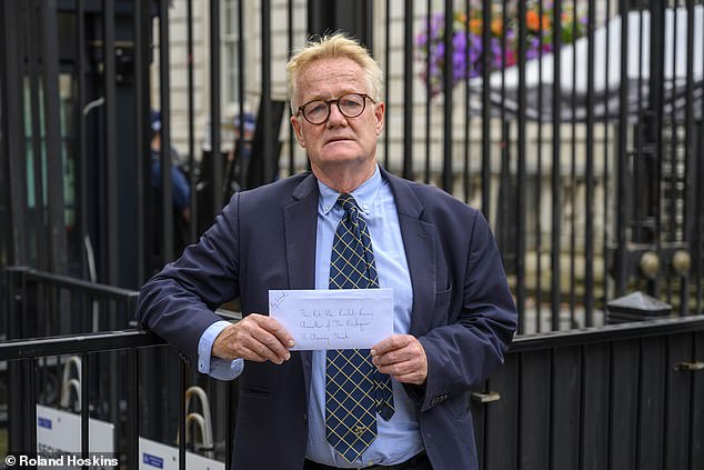 Jeff Prestridge visits Downing Street to deliver letter urging Labour to make a U-turn on winter fuel payments