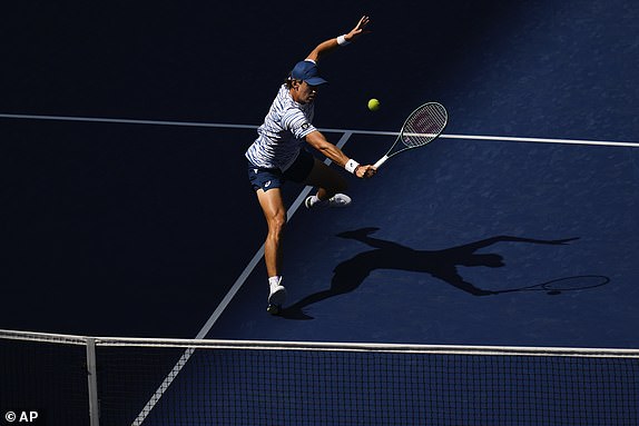 Australia's Alex de Minaur returns a blow to Great Britain's Jack Draper during the quarterfinals of the US Open tennis championship, Wednesday, Sept. 4, 2024, in New York. (AP Photo/Kirsty Wigglesworth)