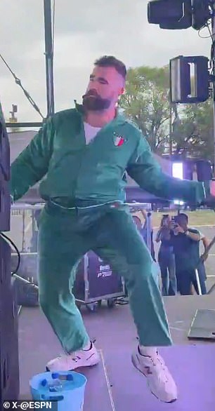 Jason Kelce was seen dancing in a tracksuit before the game