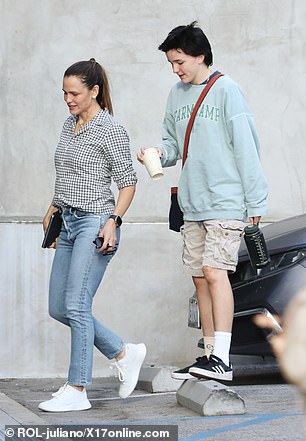 Likewise, her 15-year-old child Fin, one of three children she shares with ex-husband Ben Affleck, wore an oversized sweatshirt, cargo shorts and comfy sneakers.