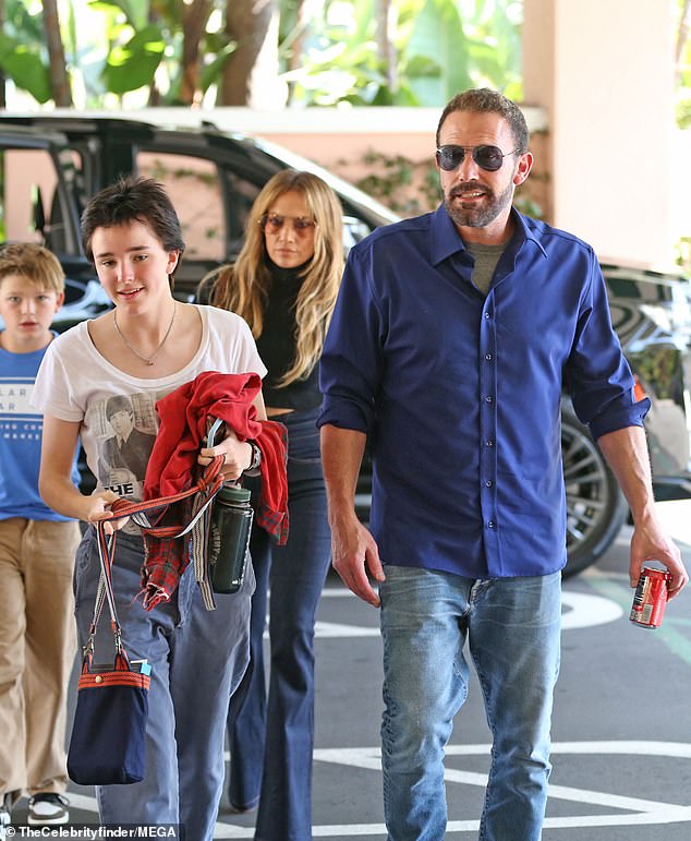 According to TMZ, the estranged couple were seen together on Tuesday night as they attended their children's school start-of-year vacation in Los Angeles; seen with Ben's children Samuel and Fin on Saturday