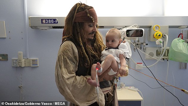 Johnny Depp thrilled young people at Donostia University Hospital in San Sebastián on Thursday when he reprized the role of Captain Jack Sparrow