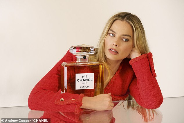 Margot Robbie is the new face of the most famous fragrance of the French fashion house Chanel N°5