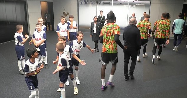 Moment Arsenal mascot shoves and taunts Tottenham counterparts ahead of