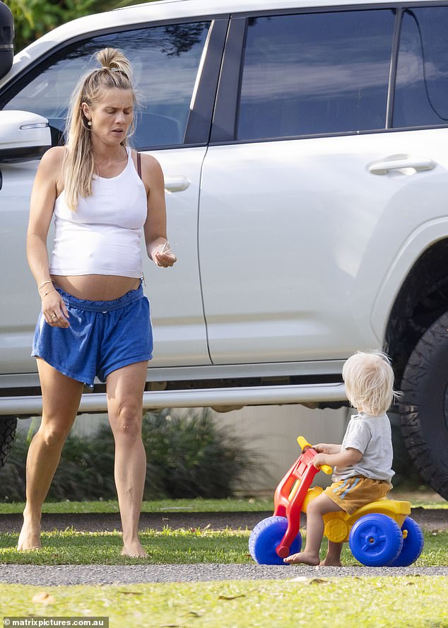 Pregnant Elyse Knowles showed off her growing baby bump as she played with her son in Byron Bay on Wednesday