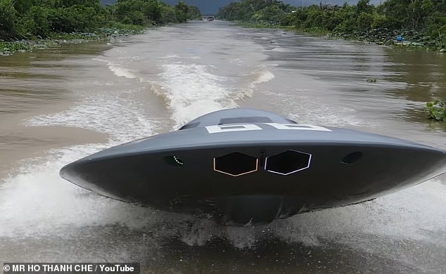 Vietnamese inventor Tran Long Ho has designed an incredible jet boat in the shape of a flying saucer that can reach a speed of 50 km/h