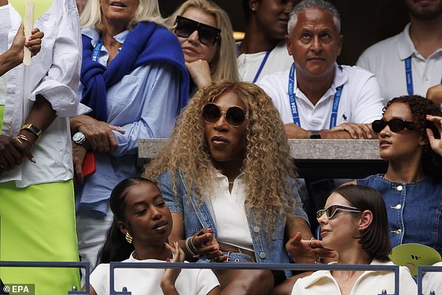 Serena Williams (center) watches the match between Jannik Sinner and Christopher O'Connell