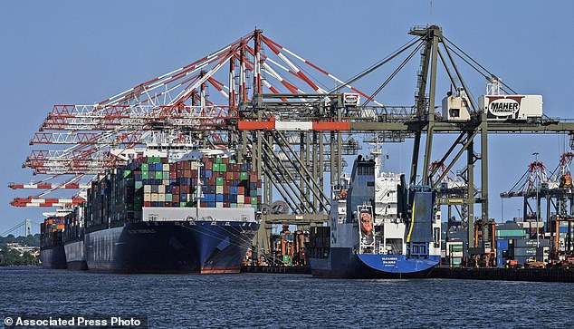 In May 2021, container ships will be docked in the Port of New York and New Jersey. A strike by the largest dock worker group in the US could bring the country's shipping industry to a standstill