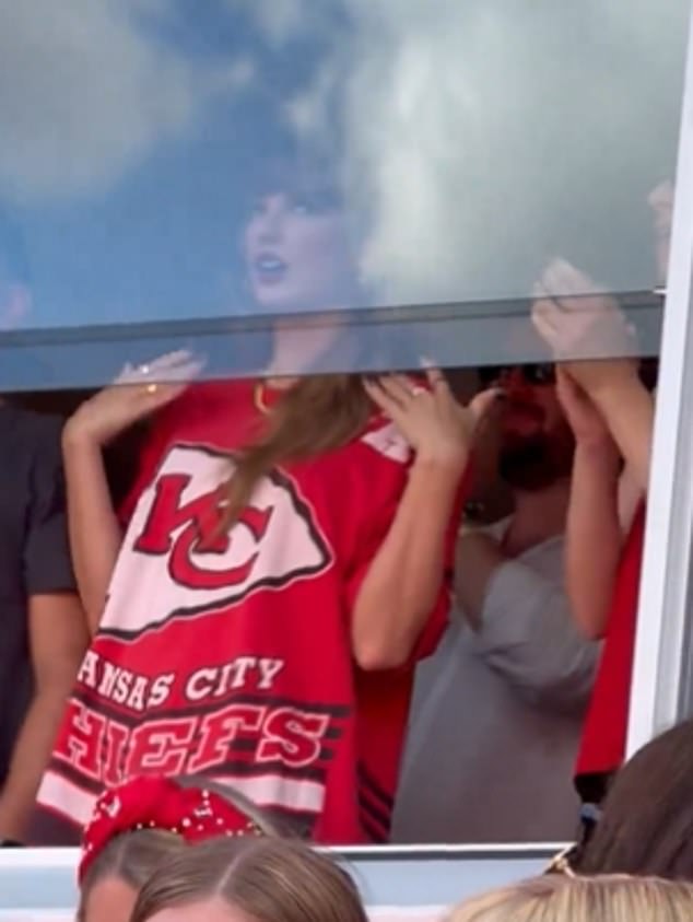 Taylor Swift reacted with a steamy voice to Travis Kelce's entrance at Sunday's Chiefs game