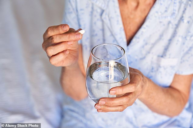 Alendronic acid should be taken in the morning on an empty stomach with at least 200 ml of water. It is essential that you avoid food and remain upright for another half hour (photo posed by model)