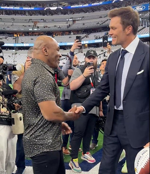 Tom Brady (R) and Mike Tyson (L) both met at midfield for a photo before the Cowboys game