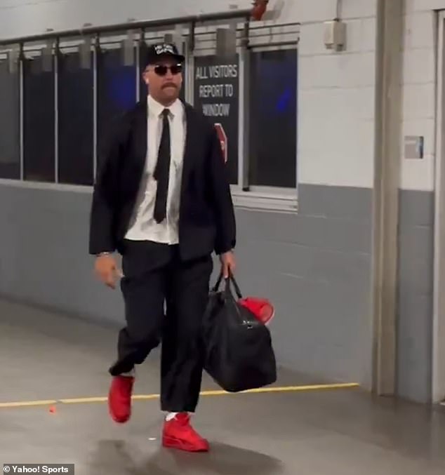 Travis Kelce arrived at the Chiefs-Falcons game wearing an oversized black jacket and red sneakers