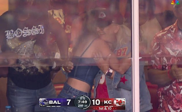 Taylor Swift hugged Donna Kelce after Travis Kelce made a 23-yard catch in Chiefs vs Ravens