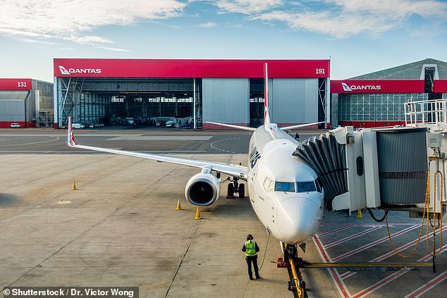 More than a thousand Qantas technicians will leave their jobs during peak flights on Monday morning