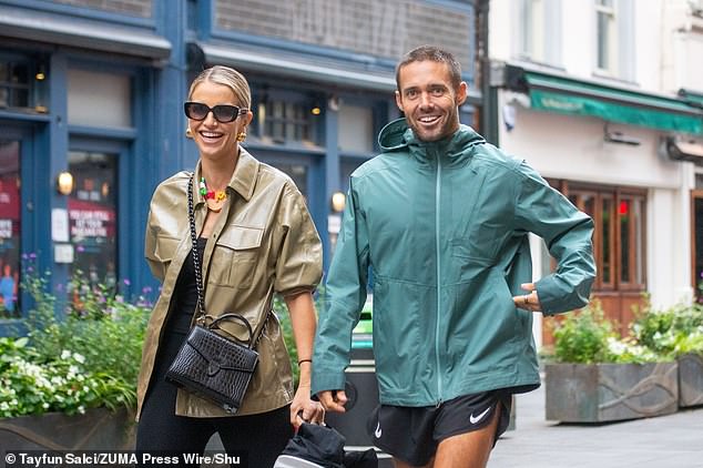 Vogue wore a fashionable khaki leather jacket with pockets, with a minimalist all-black outfit including leggings underneath