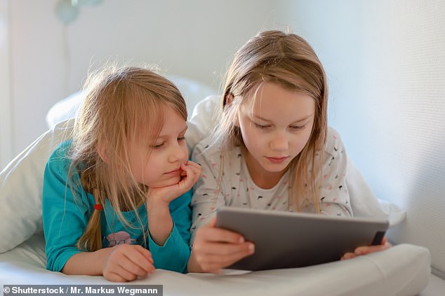 Experts have long sounded the alarm about the impact of screen time on children's development. But researchers in New Zealand who tracked the screen time of dozens of children aged 11 to 14 found that their sleep health was not affected