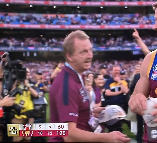 Footy fans have praised a Lions staffer who reminded every player to shake hands with the Auskick kids who had the prizes hanging around their necks