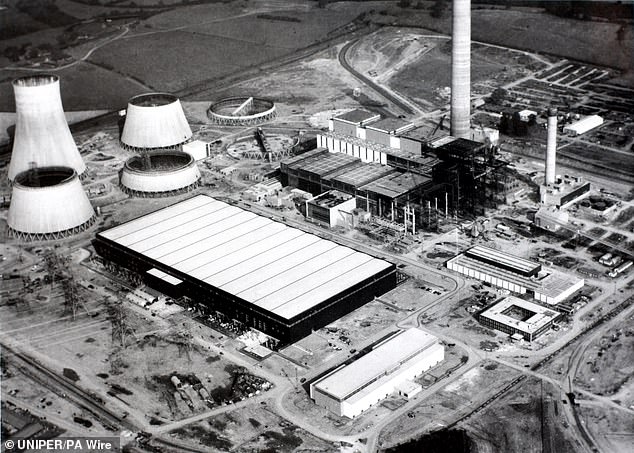 Coal played an important role in national energy supply throughout the 20th century, accounting for around 80 percent of the UK's energy supply in 1990 (photo: Ratcliffe-on-Soar power station in 1966).