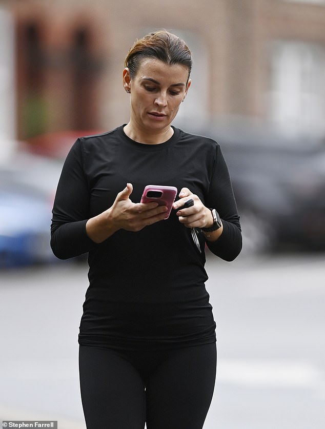 The television personality was engrossed in her phone as she walked back to her car