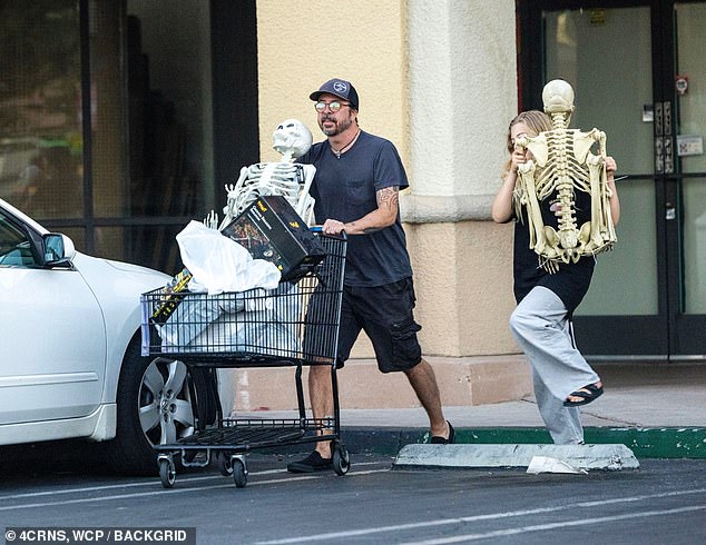 During their Sunday outing, his daughter also looked relaxed, wearing an oversized black T-shirt, light jeans and sandals.