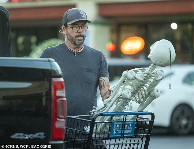 After their shopping trip, Grohl packed his purchases into the back of his truck and drove away