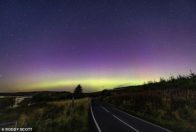 1727852167 440 Northern Lights will shine over parts of Britain TONIGHT as