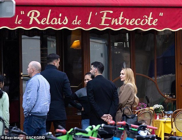 The couple arrived in le "Relais de l'Entrecote" for food