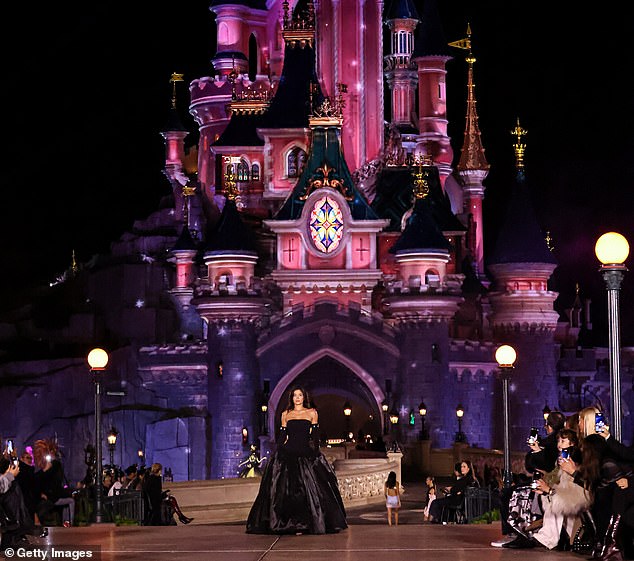 Kyle even put an end to the beautiful catwalk by taking to the catwalk in a mean black dress