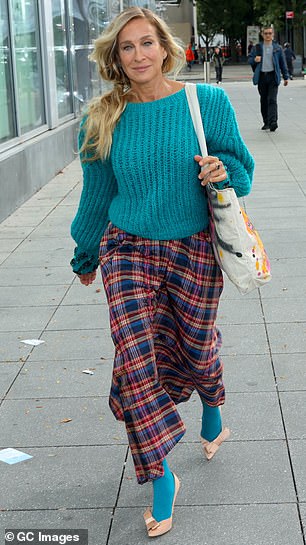 Parker – who plays Carrie Bradshaw's character in the HBO Max series – also donned a pair of vibrant turquoise tights and tan heels