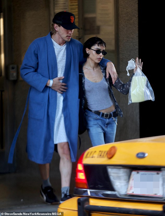 Earlier in the day, Austin looked battered and bruised as he and Zoe filmed scenes outside a building in New York