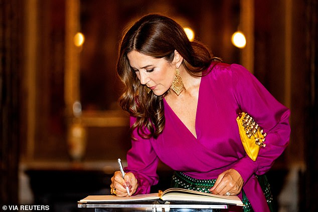 The Danish Queen Mary writes in a guestbook in the Teatro Amazonas in Manaus during her visit