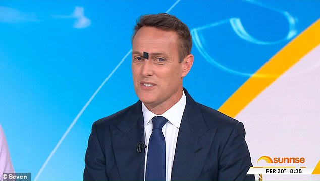 However, upon closer inspection it turned out that it was only a piece of black masking tape that the TV presenter stuck between his eyebrows as a joke