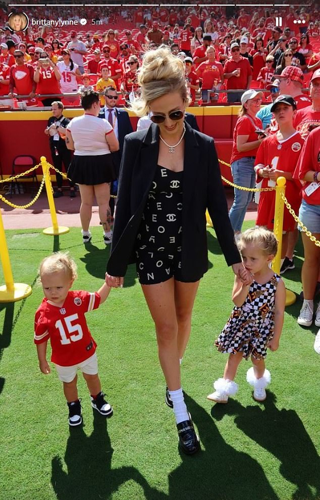 Swift and Mahomes have not sat next to each other at any Chiefs games this season