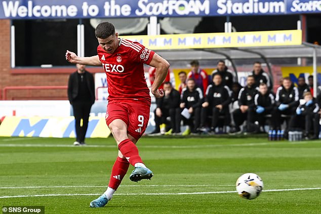 Aberdeen striker Kevin Nisbet scored his third goal in four games against Dundee at Dens Park.