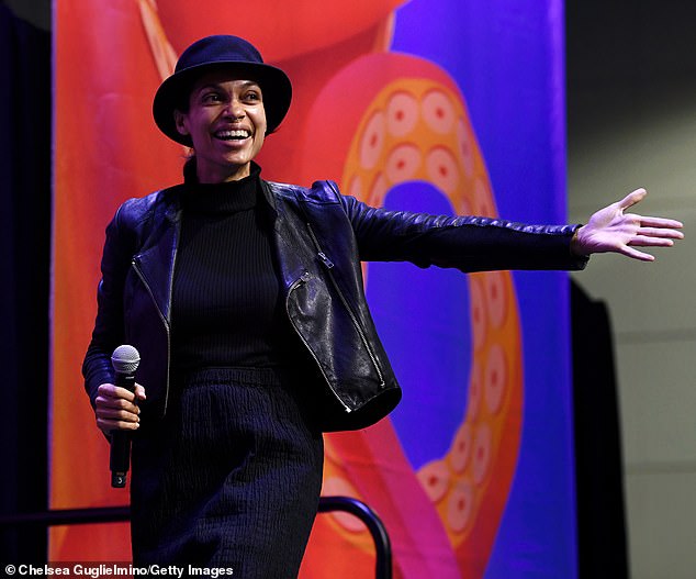 The New York City native looked her usual stylish self in a cropped black leather jacket over a matching dress and hat as she took the stage