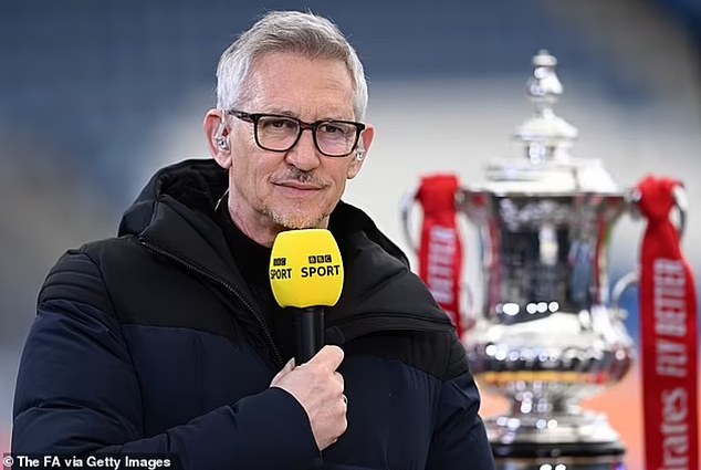 Lineker was also criticized when presenting the opening match of the European Championship in England for wearing clothing from the brand Next for which he is paid