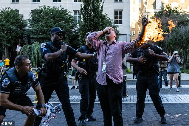 You see the journalist waving his burning arm through the air while screaming in pain. In the photos, police officers approach Mena cautiously