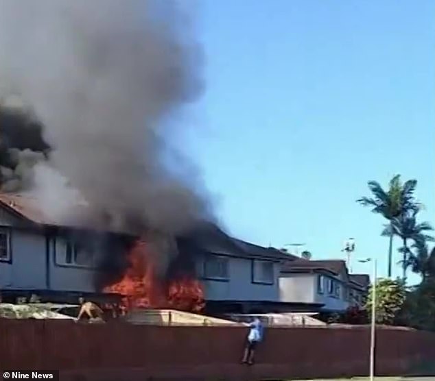 Neighbors rushed to the scene, jumped the fence and ran to the burning house (photo)