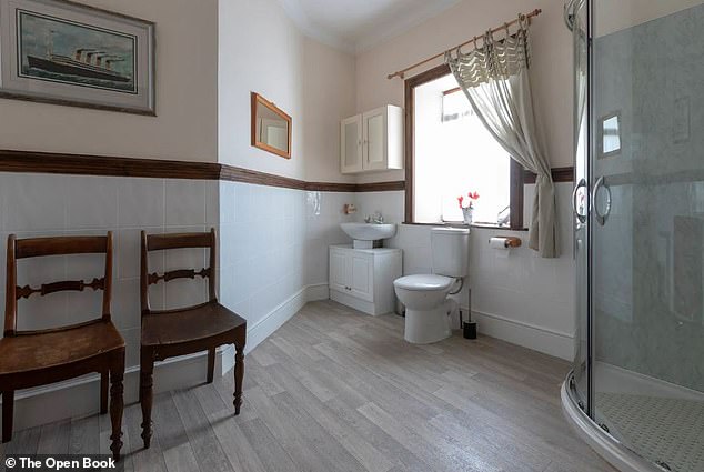 In the photo: the spacious modern bathroom in the The Open Book holiday home