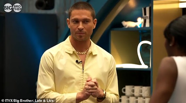 At the end of the tour, Joey admits, “I love it. I'm sold, I'm making an offer', but Big Brother interrupts him angrily: 'This is Big Brother. Chelsea, Joey, my house is not for sale. You were evicted, causing the duo to quickly leave