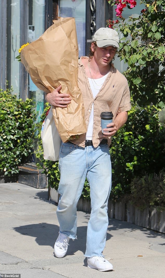 The New York City resident ended up purchasing a large bouquet of flowers